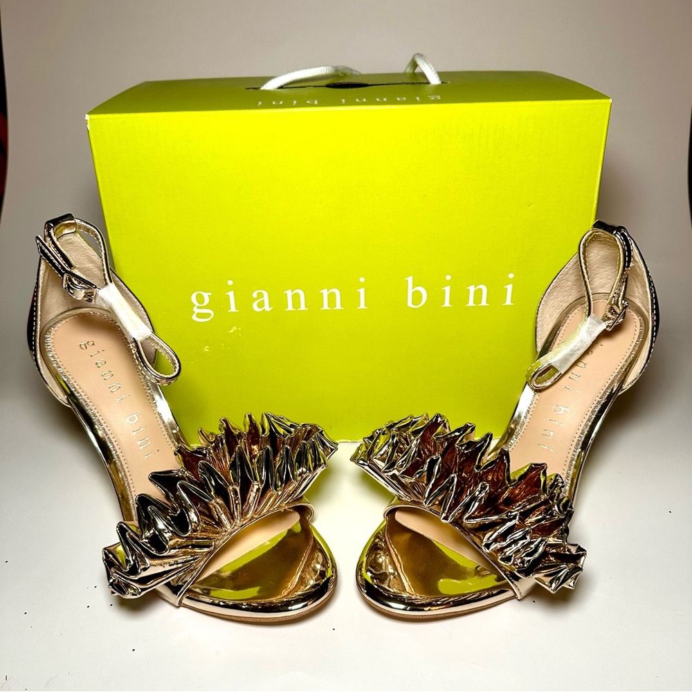 Gianni Bini Aleece Gold Ruffle Dress Sandals / Pumps 6. New in Bo…